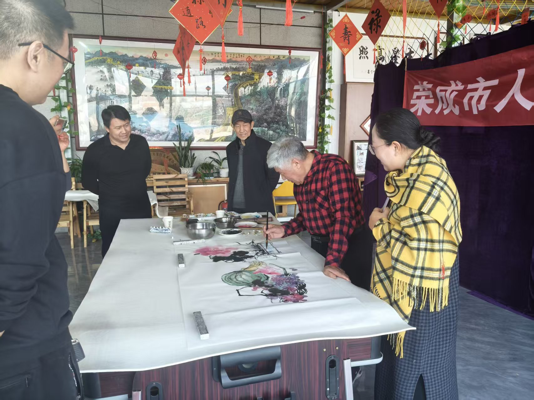 翰墨传雅韵 银龄沐春风｜海洋大学教授携志愿者走进福康泰开展书画联谊活动